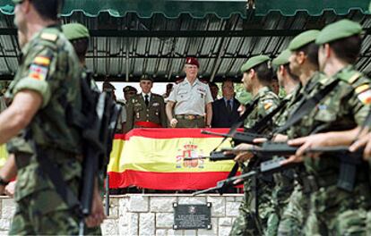 El general Alfredo Cardona, izquierda, y el teniente general Juan Ortuño durante el desfile de las tropas de ayer en Alicante.