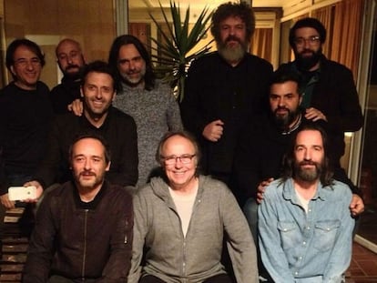 Serrat, sentado en el centro y con el líder de Love of Lesbian, Santi Balmes, a su derecha, el día que el cantautor grabó con ellos un tema del disco de la banda 'El poeta Halley', en una imagen publicada en la cuenta de Twitter de la banda.