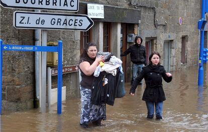 Unas personas se ven obligadas a abandonar sus casas por las inundaciones en la localidad de Guincamp, en el noroeste de Francia.