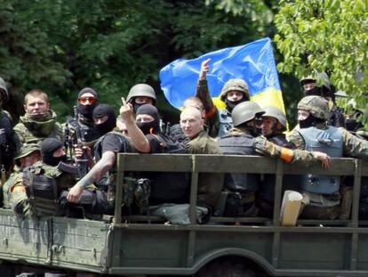 Tropas ucranias cerca de la zona de combates en Mari&uacute;pol este viernes. 