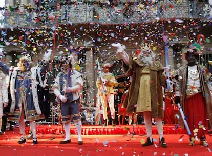 Los Reyes Magos de Oriente han sido recibidos hoy por la alcaldesa de Pamplona en la Plaza Consistorial de la capital navarra, donde han lanzado cañones de confetis y han saludado a los cientos de niños y mayores que, con miradas emocionadas, han coreado los nombres de Melchor, Gaspar y Baltasar.