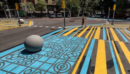 Saturació d'elements de senyalització a l'encreuament dels carrers de Rocafort i de Consell de Cent a Barcelona.