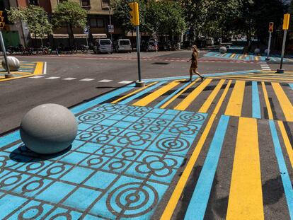 Saturació d'elements de senyalització a l'encreuament dels carrers de Rocafort i de Consell de Cent a Barcelona.