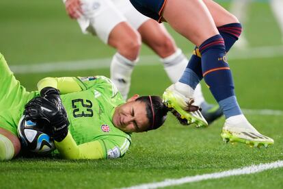 La portera de la selección de Costa Rica Daniela Solera protege el balón tras una parada.
