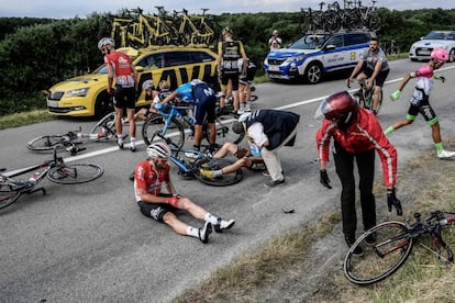 Daniel Martínez, a la derecha, tras prestarle su bici a Rigo Urán.