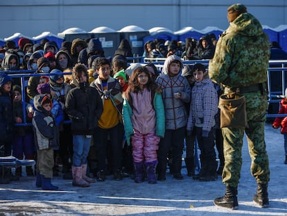 Varios niños migrantes hacían cola para recibir comida, el miércoles en Bruzgi (Bielorrusia), muy cerca de la frontera con Polonia.