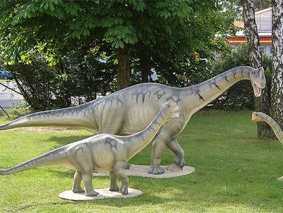 Tres ejemplares de la nueva especie, que habitó hace 154 millones de años, en el parque recreativo Dinopark Munchehagen cerca de Hannover.