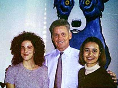 Chandra Levy, a la izquierda, junto al congresista Gary Condit y su amiga Jennifer Baker, en noviembre de 2000.