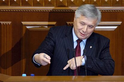 El primer ministro ucranio, Yuri Yejanúrov, defiende el acuerdo del gas hoy en el Parlamento de Kiev.