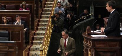Zapatero se dirige a la bancada popular en el Congreso de los Diputados