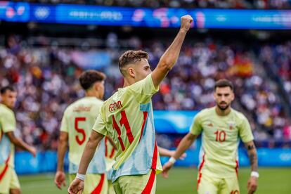 Fermín López celebra su segundo gol junto a sus compañeros.