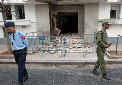 Un policía y un soldado marroquíes, a  la entrada del centro comunitario judío atacado en Casablanca.