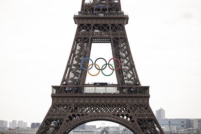 La Torre Eiffel luce los anillos olímpicos en vísperas de la ceremonia de inauguración de los Juegos Olímpicos París 2024.