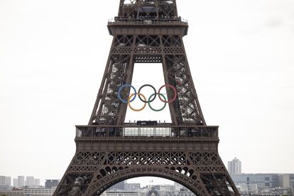 DVD 1224 25/07/24 París, Francia. Juegos Olímpicos de París 2024. Últimos preparativos a lo largo del Río Sena donde mañana se celebrara la ceremonia de inauguración de los JJOO París 2024.
En la imagen, anillos olímpicos colgados de la Torre Eiffel. [ALBERT GARCIA]