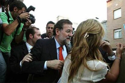 Mariano Rajoy, custodiado por un escolta al finalizar el acto.