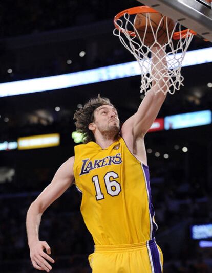 Pau Gasol, en el primer choque de los Lakers frente a los Celtics.