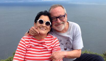 El fil&oacute;sofo Fernando Savater y su esposa, Sara Torres, en Finisterre, en junio de 2014.