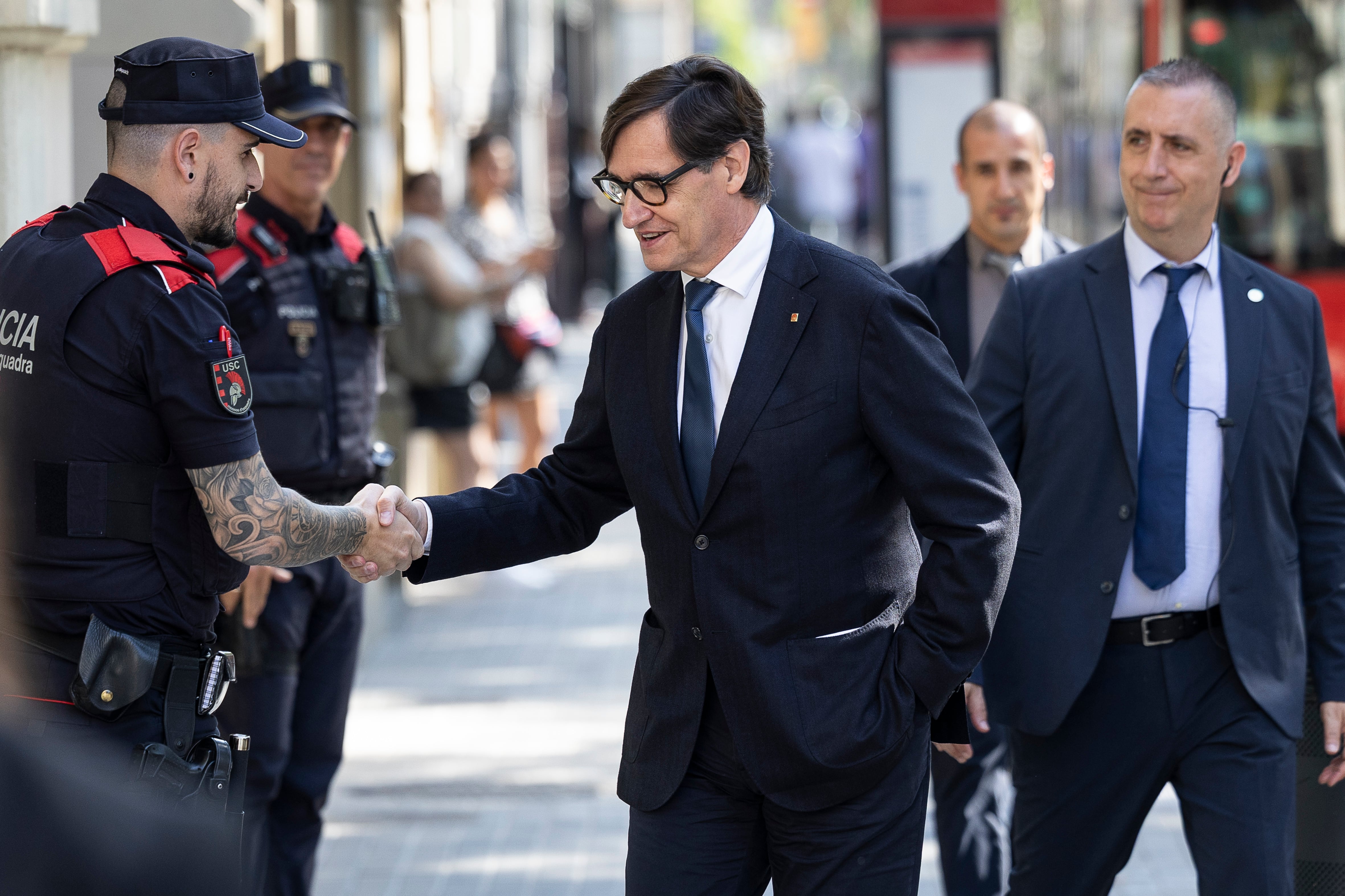 El president Illa saluda, este viernes, a un mosso en las piuertas del ICF.