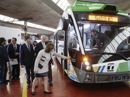 La consejera Isabel Bonig, acompa&ntilde;ada del alcalde de Castell&oacute;n, Alfonso Bataller, junto a uno de los trolebuses del Tram.