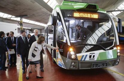 La consejera Isabel Bonig, acompa&ntilde;ada del alcalde de Castell&oacute;n, Alfonso Bataller, junto a uno de los trolebuses del Tram.