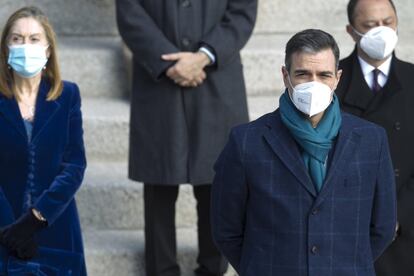 El presidente del Gobierno, Pedro Sánchez, en un momento del acto en las escalinatas de la Cámara baja.