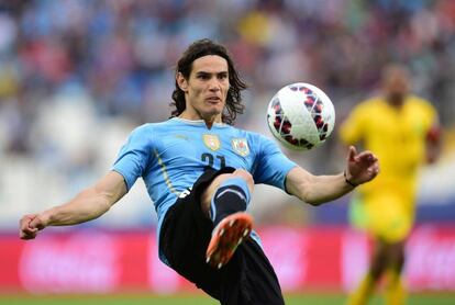 Cavani controla un bal&oacute;n.