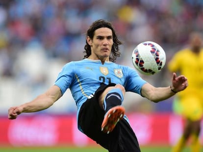 Cavani controla un bal&oacute;n.