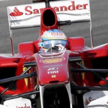 Alonso pilota su Ferrari con el patrocinio de Santander en el circuito de Bahréin.