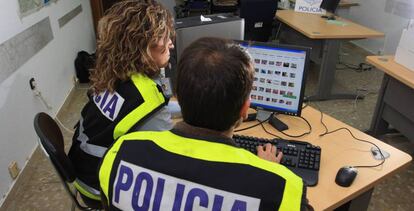 Dos polic&iacute;as del grupo de delitos inform&aacute;ticos de la comisar&iacute;a de M&aacute;laga.