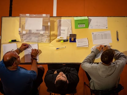 Members of a polling station, on May 28, in Barcelona.