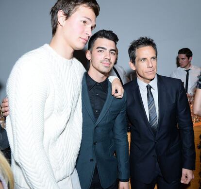 Los actores Ansel Elgort y Ben Stiller, posan junto al cantante Joe Jonas.