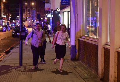 La gente corre por Borough High Street mientras la policía les indica que evacuen la zona lo antes posible, cerca del área donde está situado el London Bridge.