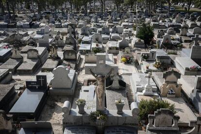 Celebración de la festividad del día de todos los Santos en el Cementerio de la Almudena de Madrid.