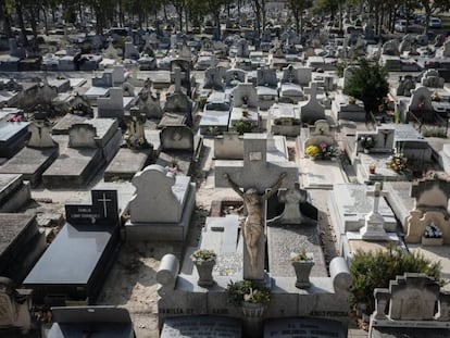 Celebración de la festividad del día de todos los Santos en el Cementerio de la Almudena de Madrid.