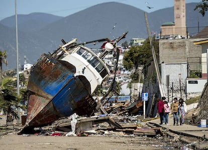 El Gobierno chileno ha elevado a doce la cifra de muertos por el terremoto de magnitud 8,4 en la escala de Richter que el pasado miércoles sacudió las regiones del centro y norte de Chile. Asimismo, ha informado de que cinco personas permanecen desaparecidas. En la imagen, sobre una carretera en Coquimbo (Chile), el 17 de septiembre de 2015.