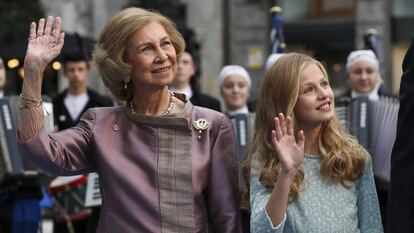 La princesa Leonor, con su abuela doña Sofía en Oviedo, a su llegada a los premios Princesa de Asturias 2019.