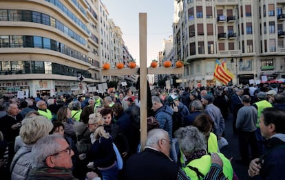 La manifestación ha sido convocada por las principales organizaciones agrarias y ha colapsado el centro de Valencia. En la imagen, centenares de personas participan en la protesta de Valencia.