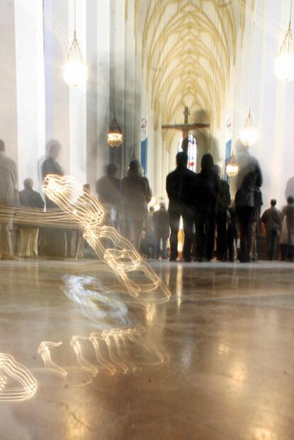 Un grupo de fieles, en una iglesia de Múnich.