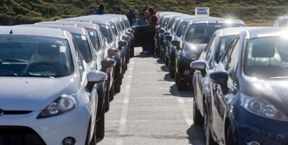 Varios operarios revisan los Ford Fiesta de la sexta generación salidos por la línea de montaje de la factoría Ford de Almussafes.