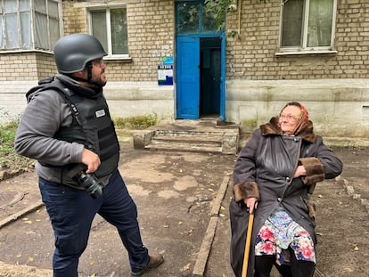 El periodista Luis de Vega, en Ucrania junto a una mujer.