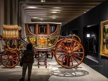 Coche de tableros dorados (hacia 1775-1800), berlina adquirida en 1814 por Fernando VII, que se muestra en la exposición 'En movimiento. Vehículos y carruajes de Patrimonio Nacional', en la Galería de las Colecciones Reales.