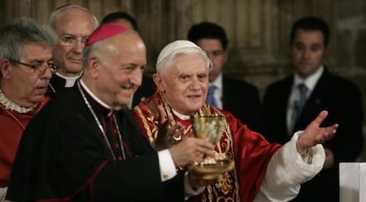 Benedicto XVI bendice un cáliz que sostiene el entonces arzobispo de Valencia, Agustín García-Gasco, en Valencia.