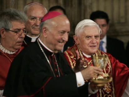 Benedicto XVI bendice un c&aacute;liz que sostiene el entonces arzobispo de Valencia, Agust&iacute;n Garc&iacute;a-Gasco, en Valencia. 