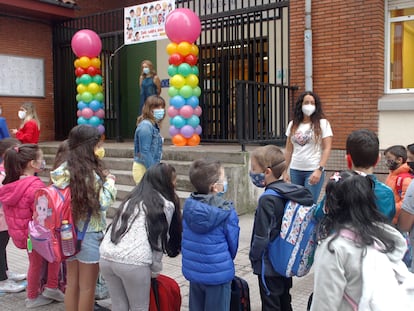 Profesores del colegio Miguel de Cervantes en Gijón reciben a los primeros alumnos que llegan en el primer día del curso escolar, en 2020.