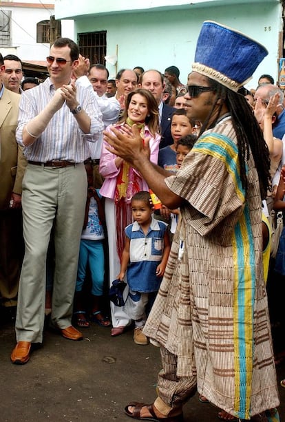 Los Príncipes de Asturias junto a Carlinhos Brown en su visita a la favela Candeal en Salvador de Bahía, dentro de un viaje oficial a Brasil en 2005.