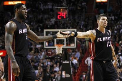 Los jugadores del Miami Heat se felicitan mutuamente durante el partido contra los Lakers.