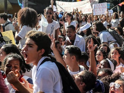 Protesta estudantil en Río de Janeiro contra los recortes anunciados por el Gobierno, el 6 de mayo.