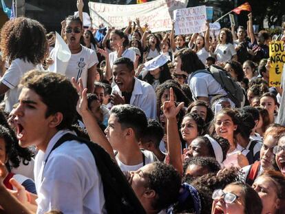 Protesta estudantil en Río de Janeiro contra los recortes anunciados por el Gobierno, el 6 de mayo.