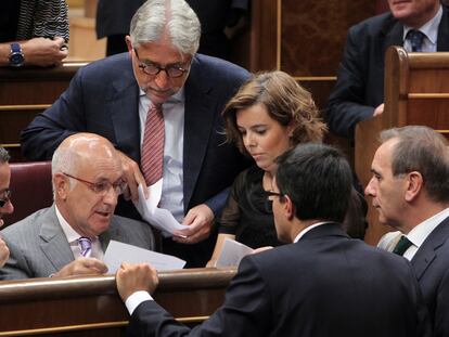 Diversos diputados hacen corro a Duran i Lleida durante la última negociación de la reforma constitucional en mitad del hemiciclo.
