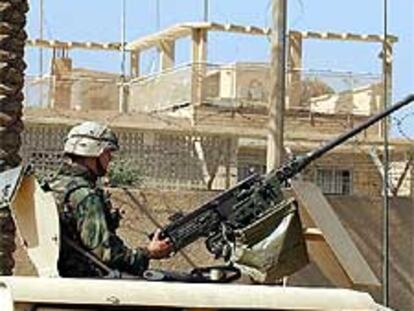 Un soldado estadounidense, en la entrada de la Embajada de España en Bagdad.